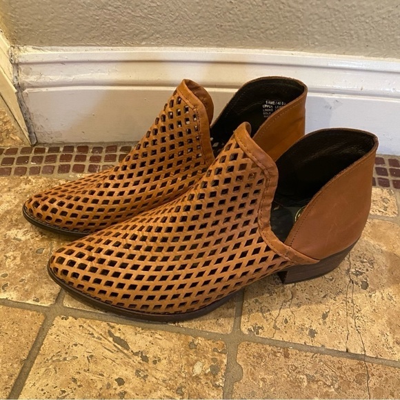 CWY Coolway Women Light Brown Leather Laser Cut Ankle Boots Size 9 - Picture 3 of 13